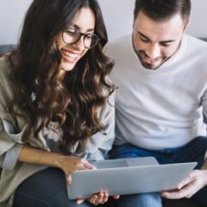 זוג מתבונן בלפטופ בקטלוג דיגיטלי אינטראקטיבי של דיגיטלר