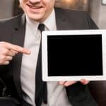 סוכן מכירות משתמש בקטלוג דיגיטלי של דיגיטלר (Digitaler) בתוך חנות מזון