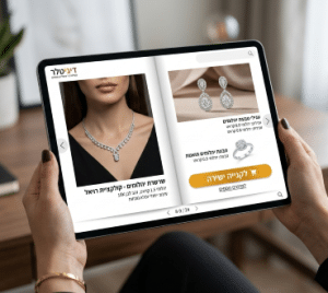 תצוגת קטלוג דיגיטלי רספונסיבי לתכשיטים בטאבלט מבית דיגיטלר (Digitaler) הכולל כפתורי רכישה וגלריית מוצרים.